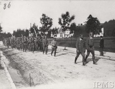 15.08.1913, Zakopane, Austro-Węgry.
Przemarsz Kompanii Strzeleckiej ulicą Marszałkowską w Zakopanem. Na czele idą: Komendant Józef Piłsudski i szef Kazimierz Sosnkowski. Za nimi dowódca kompanii Mieczysław Ryś-Trojanowski i dowódca plutonu Michał Tokarzewski-Karaszewicz.
Fot. NN, Instytut Polski i Muzeum im. gen. Sikorskiego w Londynie [szuflada biurkowa nr 6]