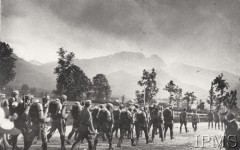 15.08.1913, Zakopane, Austro-Węgry.
Przemarsz Kompanii Strzeleckiej przez Zakopane, w tle Giewont.
Fot. NN, Instytut Polski i Muzeum im. gen. Sikorskiego w Londynie [szuflada biurkowa nr 6]