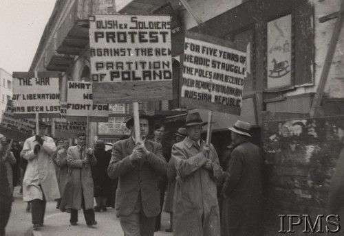 1945 (?), Palestyna.
Protest byłych polskich żołnierzy przeciwko postanowieniom Konferencji Jałtańskiej i zmianie granic Polski.
Fot. NN, Instytut Polski i Muzeum im. gen. Sikorskiego w Londynie [szuflada biurkowa nr 6]