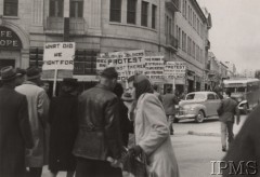1945 (?), Palestyna.
Protest byłych polskich żołnierzy przeciwko postanowieniom Konferencji Jałtańskiej i zmianie granic Polski.
Fot. NN, Instytut Polski i Muzeum im. gen. Sikorskiego w Londynie [szuflada biurkowa nr 6]