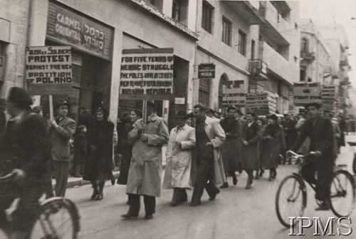 1945 (?), Palestyna.
Protest byłych polskich żołnierzy przeciwko postanowieniom Konferencji Jałtańskiej i zmianie granic Polski.
Fot. NN, Instytut Polski i Muzeum im. gen. Sikorskiego w Londynie [szuflada biurkowa nr 6]