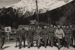 1945, brak miejsca. 
Polscy oficerowie, m.in. dowódcy Powstania Warszawskiego, uwolnieni z niemieckiej niewoli. Trzeci od lewej idzie płk Karol Jan Ziemski 