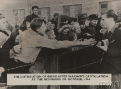 Październik 1944, Warszawa, Generalne Gubernatorstwo.
Obóz dla ludności cywilnej utworzony po kapitulacji Warszawy - rozdawanie chleba.
Fot. NN, Instytut Polski im. Gen. Sikorskiego w Londynie [teczka nr 24]