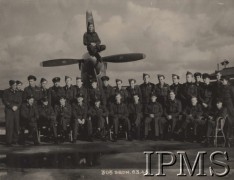 08.03.1946, Charterhall, Wielka Brytania.
Lotnicy 303 Dywizjonu Myśliwskiego, piąty od lewej siedzi dowódca mjr Witold Łokuciewski.
Fot. NN, Instytut Polski i Muzeum im. gen. Sikorskiego w Londynie [teczka nr 26]