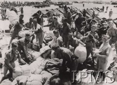 1940-1941 brak miejsca.
Zaopatrzenie dla polskich oddziałów, żołnierze noszą paczki. W tle namioty obozu wojskowego.
Fot. NN, Instytut Polski i Muzeum im. gen. Sikorskiego w Londynie [teczka nr 34]