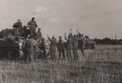 1944-1945, brak miejsca.
Żołnierze niemieccy (z rękami podniesionymi do góry) wzięci do niewoli przez I Dywizję Pancerną. 
Fot. NN, Instytut Polski i Muzeum im. gen. Sikorskiego w Londynie [teczka nr 35]
