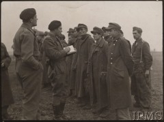 1944-1945, brak miejsca.
Żołnierze niemieccy wzięci do niewoli przez I Dywizję Pancerną - spisywanie personaliów. 
Fot. NN, Instytut Polski i Muzeum im. gen. Sikorskiego w Londynie [teczka nr 35]
