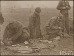 1944-1945, brak miejsca.
Żołnierze niemieccy wzięci do niewoli przez I Dywizję Pancerną wyjmują z kieszeni rzeczy osobiste. 
Fot. NN, Instytut Polski i Muzeum im. gen. Sikorskiego w Londynie [teczka nr 35]
