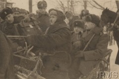 11.12.1941, Buzułuk, obł. Czkałowsk, ZSRR.
Formowanie Armii Polskiej w Związku Radzieckim. W saniach siedzą: gen. Władysław Sikorski i gen. Władysław Anders. Z lewej, z teczką w ręku stoi adiutant Andersa, rotmistrz Jerzy Klimkowski.
Fot. NN, Instytut Polski i Muzeum im. gen. Sikorskiego w Londynie [teczka nr 44a]