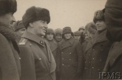 1941-1942, ZSRR.
Formowanie Armii Polskiej w Związku Radzieckim. Gen. Władysław Sikorski i gen. Władysław Anders wśród żołnierzy.
Fot. NN, Instytut Polski i Muzeum im. gen. Sikorskiego w Londynie [teczka nr 44a]
