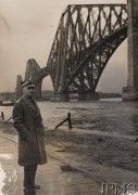 Lata 40., Edynburg, Szkocja, Wielka Brytania.
Gen. Władysław Sikorski nad zatoką Firth of Forth, w tle most Forth Bridge.
Fot. NN, Instytut Polski i Muzeum im. gen. Sikorskiego w Londynie [teczka nr 44a]