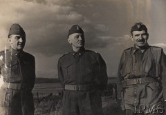 1941-1943, prawdopodobnie Szkocja, Wielka Brytania.
Żołnierze Polskich Sił Zbrojnych na Zachodzie. Stoją od lewej: gen. Tadeusz Klimecki, gen. Władysław Sikorski i gen. Stanisław Sosabowski, dowódca 1 Samodzielnej Brygady Spadochronowej.
Fot. NN, Instytut Polski im. Gen. Sikorskiego w Londynie [teczka nr 44a]