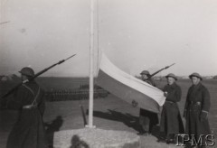 1941-1942, ZSRR.
Formowanie Armii Andersa, 21 Pułku Piechoty w składzie 7 Dywizji Piechoty - wciąganie polskiej flagi na maszt podczas uroczystości.
Fot. NN, Instytut Polski i Muzeum im. gen. Sikorskiego w Londynie [teczka 6]