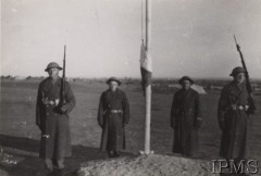 1941-1942, ZSRR.
Formowanie Armii Andersa, 21 Pułku Piechoty w składzie 7 Dywizji Piechoty - wciąganie polskiej flagi na maszt podczas uroczystości.
Fot. NN, Instytut Polski i Muzeum im. gen. Sikorskiego w Londynie [teczka 6]