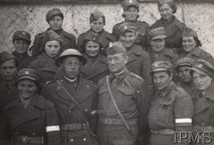 1941-1942, ZSRR.
Formowanie Armii Andersa, oficerowie 21 Pułku Piechoty i grupa żołnierek z Pomocniczej Służby Kobiet.
Fot. NN, Instytut Polski i Muzeum im. gen. Sikorskiego w Londynie [teczka 6]