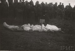 1941-1942, ZSRR.
Formowanie Armii Andersa, żołnierze 21 Pułku Piechoty podczas pogrzebu kolegów.
Fot. NN, Instytut Polski i Muzeum im. gen. Sikorskiego w Londynie [teczka 6]