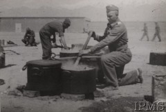 1941-1942, brak miejsca.
21 Pułku Piechoty w składzie 7 Dywizji Piechoty - żołnierze gotujący obiad.
Fot. NN, Instytut Polski i Muzeum im. gen. Sikorskiego w Londynie [teczka 6]