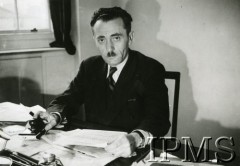 Brak daty, brak miejsca.
Szmul Zygielbojm siedzący za biurkiem z pieczątką w dłoni.
Fot. Instytut Polski i Muzeum im. gen. Sikorskiego w Londynie