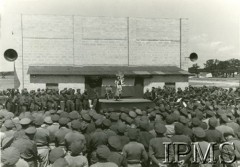 3.05.1945, Włochy.
Żołnierze 7 Dywizjonu Piechoty, oglądający występ artystki ubranej w polski strój ludowy. 
Fot. Brunon Skonieczny, Instytut Polski i Muzeum im. gen. Sikorskiego w Londynie