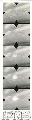 28.08.1944, brak miejsca.
Film bojowy nr 9607. Atakowanie latającej bomby przez samolot Mustang z 306 Dywizjonu Lotniczego, pilotowany przez Jana Rogowskiego. W sierpniu 1944 Dywizjon 306 stacjonował w miejscowości Brenzett w hrabstwie Kent.
Fot. NN, Instytut Polski i Muzeum im. gen. Sikorskiego w Londynie

