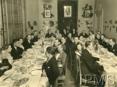 1926-1935, Polska.
Grupa osób za stołem, na ścianie wiszą zdjęcia Marszałka Józefa Piłsudskiego, prezydenta Ignacego Mościckiego i gen. Edwarda Rydza-Śmigłego.
Fot. NN, Instytut Polski i Muzeum im. gen. Sikorskiego w Londynie