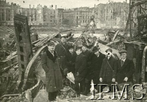 1945, Warszawa, Polska.
Grupa mężczyzn na tle zburzonych kamienic Starego Miasta.
Fot. NN, Instytut Polski i Muzeum im. gen. Sikorskiego w Londynie