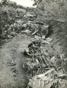 1944, III Rzesza Niemiecka.
I Dywizja Pancerna. Żołnierze oczyszczają drogę zawaloną wrakami pojazdów.
Fot. NN, Instytut Polski i Muzeum im. gen. Sikorskiego w Londynie
