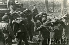 1944-1945, III Rzesza Niemiecka.
Żołnierze I Dywizji Pancernej z grupą Niemców wziętych do niewoli. 
Fot. NN, Instytut Polski i Muzeum im. gen. Sikorskiego w Londynie
