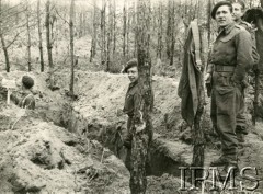 Październik 1944, pod Alphen, Holandia.
I Dywizja Pancerna. Żołnierze w okopach na odcinku 3 Brygady Strzelców w czasie wojny pozycyjnej przed Alphen. 
Fot. NN, Instytut Polski i Muzeum im. gen. Sikorskiego w Londynie
