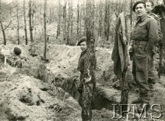 Październik 1944, pod Alphen, Holandia.
I Dywizja Pancerna. Żołnierze w okopach na odcinku 3 Brygady Strzelców w czasie wojny pozycyjnej przed Alphen. 
Fot. NN, Instytut Polski i Muzeum im. gen. Sikorskiego w Londynie
