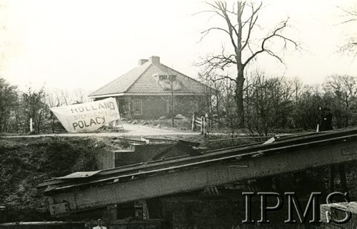 Sierpień 1944, Holandia - III Rzesza Niemiecka.
I Dywizja Pancerna. Granica holendersko-niemiecka. Na transparencie napis: 