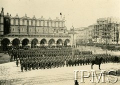 Przed 1939, Kraków, Polska.
Uroczystości wojskowe na Rynku, słuchacze Szkoły Podchorążych Rezerwy Piechoty, w tle Sukiennice.
Fot. NN, Instytut Polski i Muzeum im. gen. Sikorskiego w Londynie
