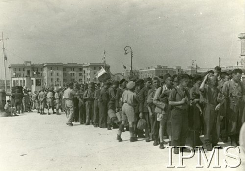 Maj 1945, Taranto, Włochy.
Przybycie stu byłych jeńców wojennych do obozu ozdrowieńców. 
Fot. W.Wajnberger, Instytut Polski i Muzeum im. gen. Sikorskiego w Londynie.