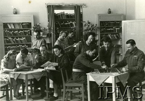 Marzec 1945, Taranto, Włochy.
Żołnierze spędzający czas w świetlicy Domu Ozdrowieńców.
Fot. NN, Instytut Polski i Muzeum im. gen. Sikorskiego w Londynie