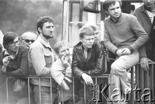 3-5.08.1981, Warszawa, Polska.
Strajk Miejskich Zakładów Komunikacyjnych, blokada ronda na skrzyżowaniu Alej Jerozolimskich i ulicy Marszałkowskiej. Mężczyźni stojący za barierką.
Fot. Krzysztof Burnatowicz, zbiory Ośrodka KARTA
