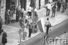 3-5.08.1981, Warszawa, Polska.
Strajk Miejskich Zakładów Komunikacyjnych, blokada ronda na skrzyżowaniu Alej Jerozolimskich i ulicy Marszałkowskiej. Przechodnie na Nowym Świecie pozdrawiający strajkujących, w środku stoi mężczyzna z biało-czerwoną flagą.
Fot. Krzysztof Burnatowicz, zbiory Ośrodka KARTA