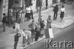 3-5.08.1981, Warszawa, Polska.
Strajk Miejskich Zakładów Komunikacyjnych, blokada ronda na skrzyżowaniu Alej Jerozolimskich i ulicy Marszałkowskiej. Przechodnie na Nowym Świecie pozdrawiający strajkujących, w środku stoi mężczyzna z biało-czerwoną flagą.
Fot. Krzysztof Burnatowicz, zbiory Ośrodka KARTA