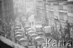 3-5.08.1981, Warszawa, Polska.
Strajk Miejskich Zakładów Komunikacyjnych, blokada ronda na skrzyżowaniu Alej Jerozolimskich i ulicy Marszałkowskiej. Samochody do wywozu śmieci, blokujące Nowy Świat.
Fot. Krzysztof Burnatowicz, zbiory Ośrodka KARTA