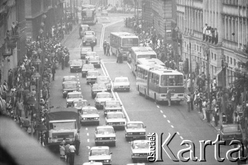 3-5.08.1981, Warszawa, Polska.
Strajk Miejskich Zakładów Komunikacyjnych, blokada ronda na skrzyżowaniu Alej Jerozolimskich i ulicy Marszałkowskiej. Taksówki blokujące Nowy Świat.
Fot. Krzysztof Burnatowicz, zbiory Ośrodka KARTA