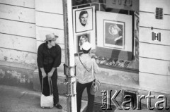 3-5.08.1981, Warszawa, Polska.
Strajk Miejskich Zakładów Komunikacyjnych, blokada ronda na skrzyżowaniu Alej Jerozolimskich i ulicy Marszałkowskiej. Dwaj mężczyźni ogladający wystawę zakładu fotograficznego, z lewej wisi zdjęcie aktora Wiesława Gołasa.
Fot. Krzysztof Burnatowicz, zbiory Ośrodka KARTA