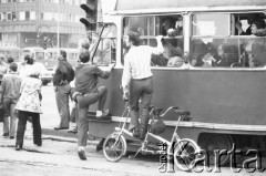 3-5.08.1981, Warszawa, Polska.
Strajk Miejskich Zakładów Komunikacyjnych, blokada ronda na skrzyżowaniu Alej Jerozolimskich i ulicy Marszałkowskiej. Mężczyzna stojący na rowerze opartym o tramwaj.
Fot. Krzysztof Burnatowicz, zbiory Ośrodka KARTA