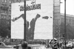 3-5.08.1981, Warszawa, Polska.
Strajk Miejskich Zakładów Komunikacyjnych, blokada ronda na skrzyżowaniu Alej Jerozolimskich i ulicy Marszałkowskiej. Plakat filmu Andrzeja Wajdy pt. 