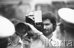3-5.08.1981, Warszawa, Polska.
Strajk Miejskich Zakładów Komunikacyjnych, blokada ronda na skrzyżowaniu Alej Jerozolimskich i ulicy Marszałkowskiej. Mężczyzna filmujący milicjantów.
Fot. Krzysztof Burnatowicz, zbiory Ośrodka KARTA
