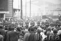 3-5.08.1981, Warszawa, Polska.
Strajk Miejskich Zakładów Komunikacyjnych, blokada ronda na skrzyżowaniu Alej Jerozolimskich i ulicy Marszałkowskiej. Kordon milicjantów, w tle tramwaje i budynek Dworca Centralnego.
Fot. Krzysztof Burnatowicz, zbiory Ośrodka KARTA
