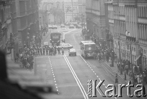 3-5.08.1981, Warszawa, Polska.
Strajk Miejskich Zakładów Komunikacyjnych, blokada ronda na skrzyżowaniu Alej Jerozolimskich i ulicy Marszałkowskiej. Kordon milicjantów zagradzający wjazd w Nowy Świat z ulicy Świętokrzyskiej.
Fot. Krzysztof Burnatowicz, zbiory Ośrodka KARTA