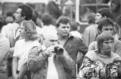 3-5.08.1981, Warszawa, Polska.
Strajk Miejskich Zakładów Komunikacyjnych, blokada ronda na skrzyżowaniu Alej Jerozolimskich i ulicy Marszałkowskiej. Mężczyzna z aparatem fotograficznym.
Fot. Krzysztof Burnatowicz, zbiory Ośrodka KARTA