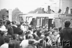 3-5.08.1981, Warszawa, Polska.
Strajk Miejskich Zakładów Komunikacyjnych, blokada ronda na skrzyżowaniu Alej Jerozolimskich i ulicy Marszałkowskiej. Tłum stojący obok autobusu.
Fot. Krzysztof Burnatowicz, zbiory Ośrodka KARTA