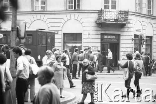 3-5.08.1981, Warszawa, Polska.
Strajk Miejskich Zakładów Komunikacyjnych, blokada ronda na skrzyżowaniu Alej Jerozolimskich i ulicy Marszałkowskiej. Milicjanci stojący na skrzyżowaniu Nowego Światu i ulicy Rutkowskiego.
Fot. Krzysztof Burnatowicz, zbiory Ośrodka KARTA