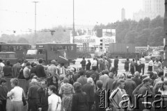 3-5.08.1981, Warszawa, Polska.
Strajk Miejskich Zakładów Komunikacyjnych, blokada ronda na skrzyżowaniu Alej Jerozolimskich i ulicy Marszałkowskiej. Manifestanci stojący przy wyjściu z przejścia podziemnego, w tle plakat filmu Andrzeja Wajdy pt. 