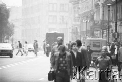 3-5.08.1981, Warszawa, Polska.
Strajk Miejskich Zakładów Komunikacyjnych, blokada ronda na skrzyżowaniu Alej Jerozolimskich i ulicy Marszałkowskiej. Milicjanci blokujący wjazd w Nowy Świat z Alej Jerozolimskich.
Fot. Krzysztof Burnatowicz, zbiory Ośrodka KARTA